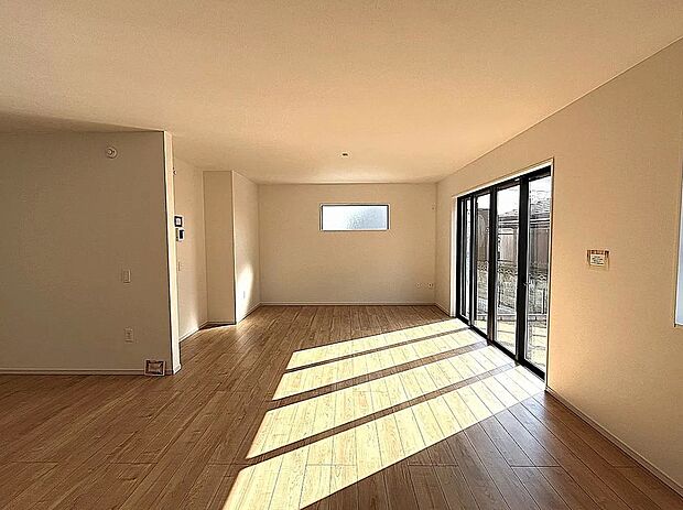 【リビング】南向き3面採光の明るいLDK！