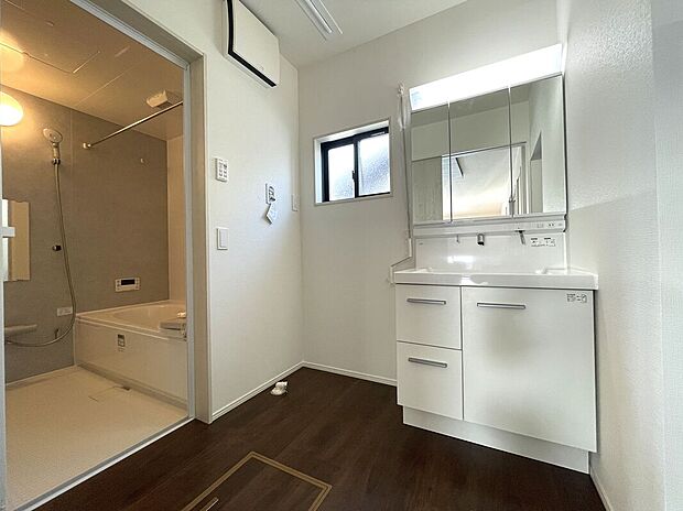 【洗面脱衣室】窓付きの明るい洗面脱衣室!使い勝手の良い洗面化粧台を設置♪