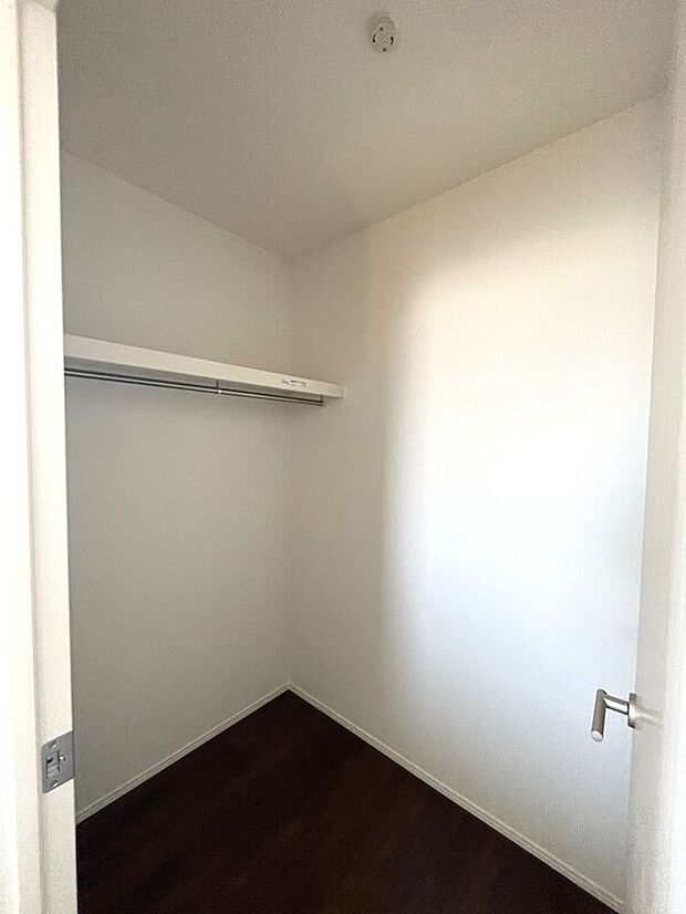 【ファミリークローク】2階廊下に独立ファミリークローク有り!大きな物も楽々収納できます。