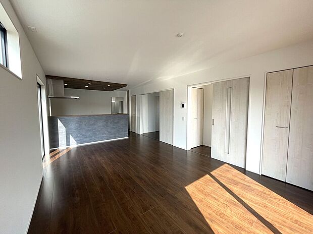 【リビング】対面キッチンがご家族のあたたかい時間を演出♪