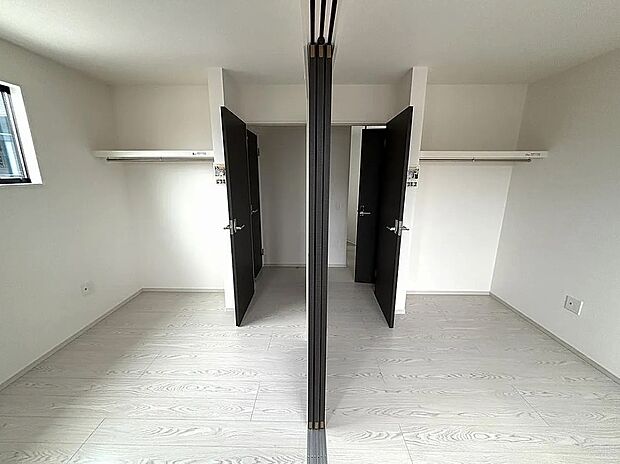 【【3号棟】洋室】間仕切り戸を利用することで、1部屋としても2部屋としてもお使いいただけます！