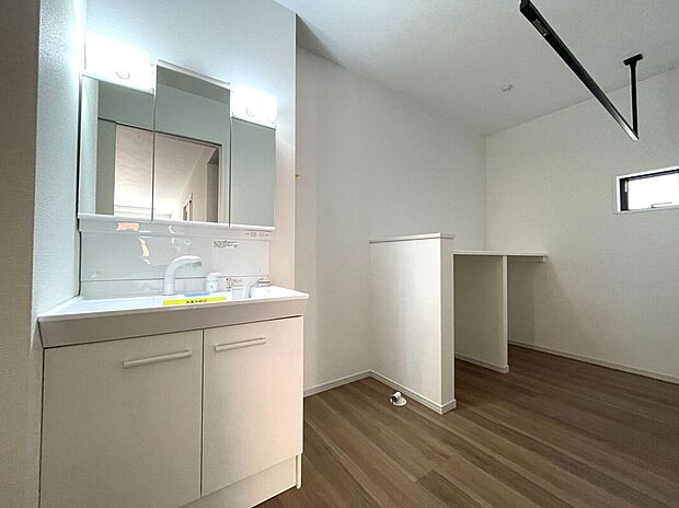 【【3号棟】洗面脱衣室】洗面脱衣室にカウンター+可動棚収納+ホスクリーン付き♪