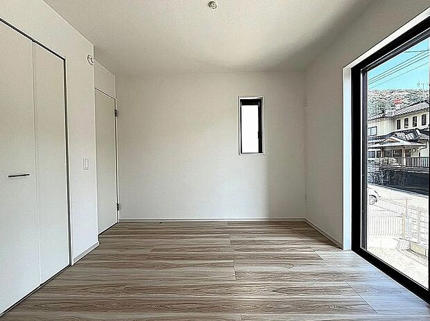 【【1号棟】洋室】1階洋室にはリビングからも廊下からも出入りできて便利！