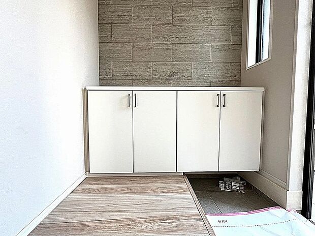 【【1号棟】玄関】シューズボックス付きで玄関すっきり！写真やインテリア小物を飾れます♪