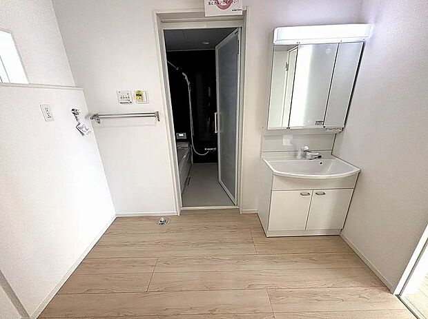 【【2号棟】洗面脱衣室】ゆったりとした洗面脱衣室で朝の混雑時も安心！