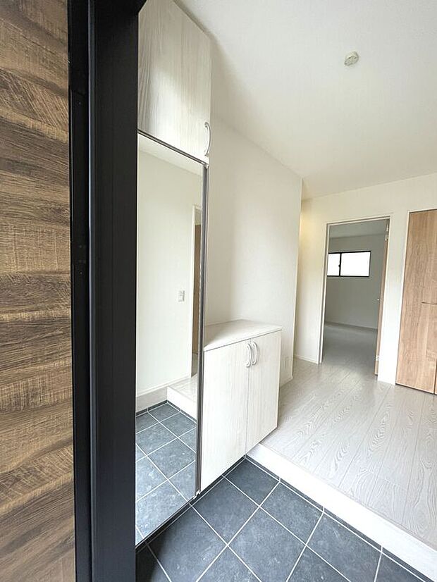 【玄関】全身ミラーでお出かけ前の身だしなみチェックもできます♪