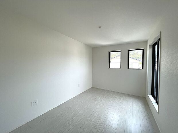 【洋室】窓辺からの日差しがあたたかさを演出します♪