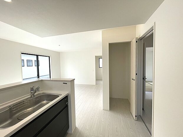 【パントリー】キッチン横にパントリー付きで便利！