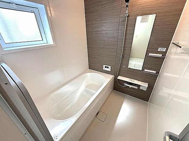 【【2号棟】浴室】窓+浴室乾燥暖房付きで換気も十分にできます!