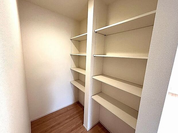 【【1号棟】パントリー】可動棚付きの収納力が嬉しいパントリー♪