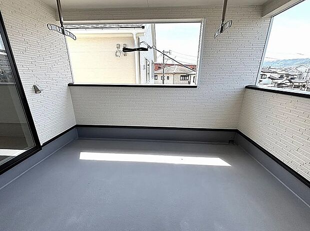 【【3号棟】バルコニー】使い勝手の良い広々屋根付きバルコニー！