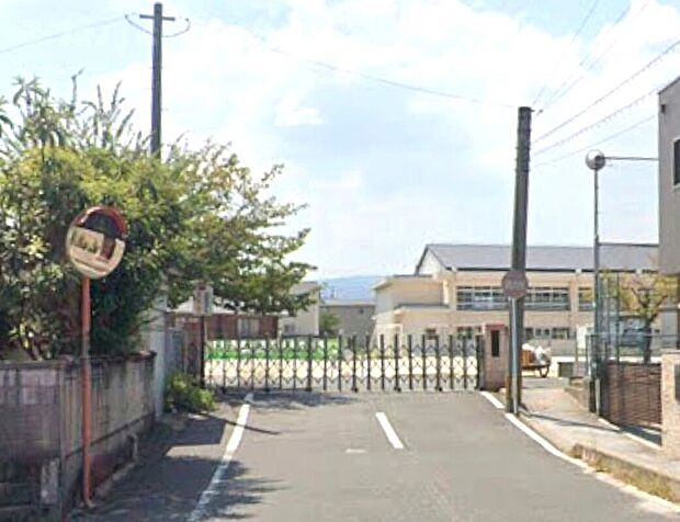 春日市立春日北小学校（約320m）