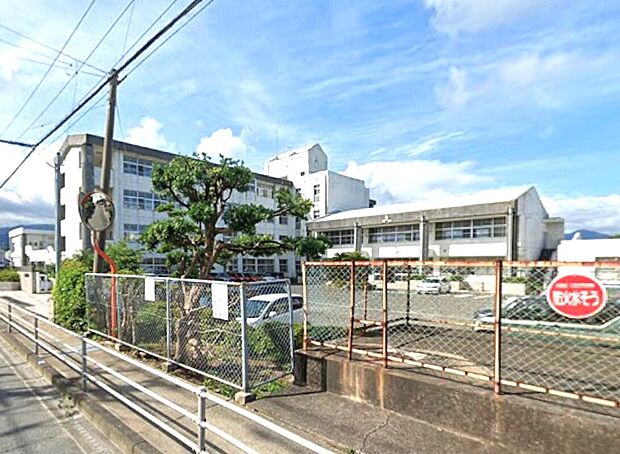 糸島市立前原中学校（約650m）