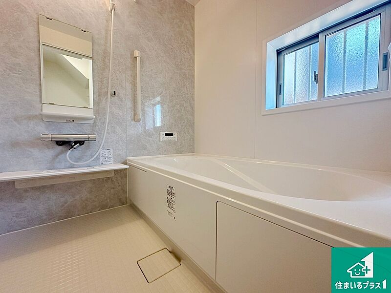 ゆったりと足を伸ばせる浴室は一日の疲れを癒してくれる大切な空間です。小窓も付いており換気も行えます。浴室乾燥機も設置しているので、雨の日の洗濯物はこちらで！