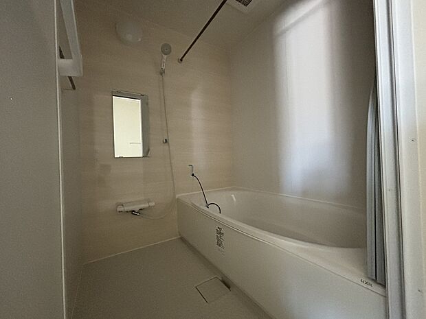 【浴室】足をゆったり伸ばして寛げる浴槽です。高い位置に窓を設け、外部からの視線も気にならない設計にし、かつ差し込む光が明るく穏やかな雰囲気にしてくれます♪