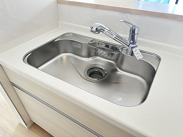 【浄水器付きキッチン】キッチン水栓は浄水器が一体型となっておりますので、お料理はもちろん水分補給も安心ですね！