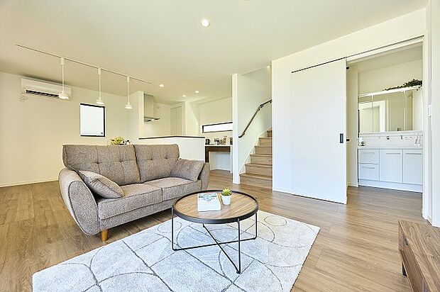 【LDK】広々としたＬＤＫは17.3帖。タタミコーナー2.8帖と併せると20帖の大空間に。