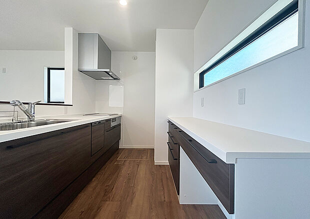 【キッチン】同系色のカップボードを採用。カップボードには、食器、調理器具、調味料、ストック食品、家電類などがたっぷり収納可能。キッチンがすっきり片付き、生活感を抑えられます。