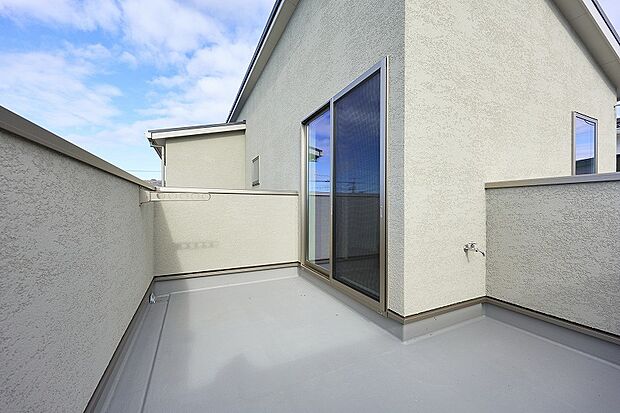 【【4号棟】】【4号棟】◆内観◆5.0帖の広々バルコニー
洗濯物やお布団などもたっぷり干せます。