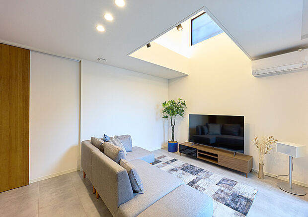 【―新野辺北町モデル― 】間接照明で天井や壁に向けて光を反射させることでやわらかく落ち着いた光が広がります