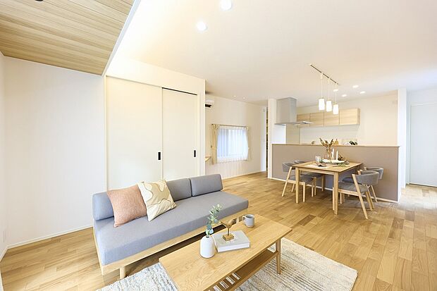 【23号地(リビング)】道路に面した開口上部に庇を設けることで、直射日光を遮り柔らかい光を室内に入れ込むことができます。