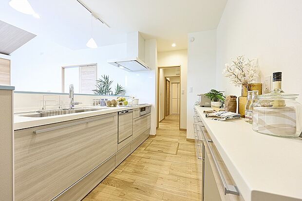 【19号地(キッチン)】キッチン、パントリー、ファミリークロークが一直線に繋がり、食材の出し入れや衣類の収納がスムーズ。家事の移動が少なく、効率的な暮らしが叶う魅力的な動線です。