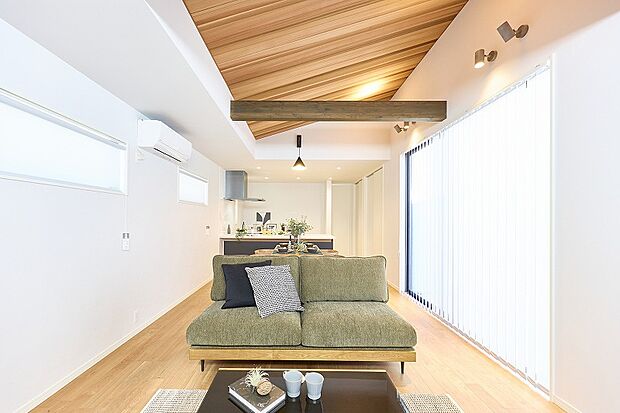 【20号地(リビング)】天井の高さを生かした開放感あふれる空間は家族が自然と集まるくつろぎの場になります。インテリアのアクセントになる化粧梁がおしゃれな雰囲気を演出します。