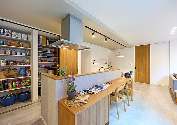 【【新野辺北町モデル】】【新野辺北町モデル】大容量のパントリーが完備されたアイランドキッチンは家事効率の高い横並びダイニングに。キッチン前には軽食時や作業に便利なカウンターを設置しました。