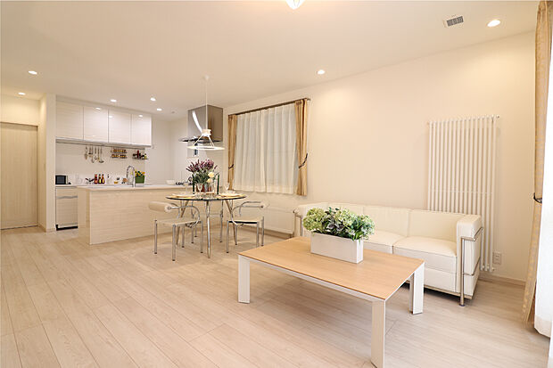 【リビング】家族で集まってもゆとりがある広々とした開放感のあるリビングダイニング。光や風を多く取り込み、過ごしやすい空間になっています。リビングダイニングには、冷暖房エアコンを標準装備しています。(イメージ写真)