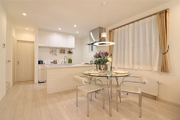 【ダイニング】キッチンにはパントリーとオリジナル食器棚を標準装備。食料品や調味料を一カ所にまとめて収納できます。ご家族の様子が見えて、気軽に料理を手伝ってもらえるオープンレイアウトキッチンです。(イメージ写真)