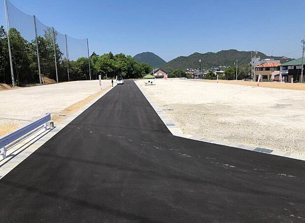 前面道路は広々としています■□現地の様子(2022年5月)撮影■□