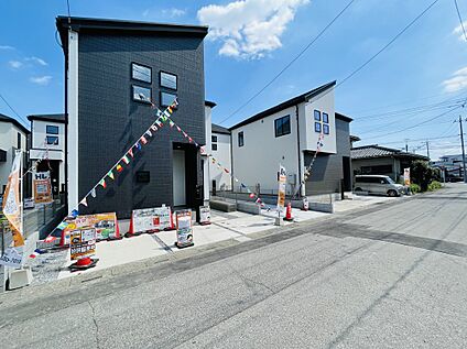 前面道路含む外観
