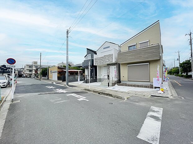 【前面道路含む現地写真】■外観、間取り、陽当たり、風通り、リビング、キッチン、駐車、スペース、眺望、街並み、周辺環境など、こちらの物件で毎日の暮らしに役立つポイント「知って納得」生活イメージを詳しく説明させて頂きます。