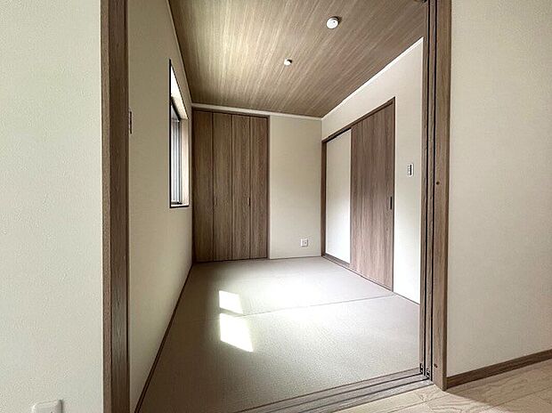 収納のある和室だから客間としても大活躍。リビングとの調和あるモダンリビングの一体感が心地よい空間です。