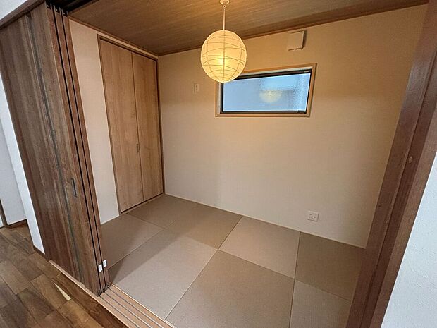 【2号地リビング】和室コーナーがある優しい雰囲気のリビング。収納がたくさんあるから急なお泊りの部屋としても活躍。普段はキッチンで作業しながらお子様のお昼寝など目が届く安心の間取り。