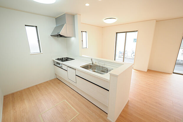 【システムキッチン】リビングダイニングを見渡せる空間設計の対面キッチン