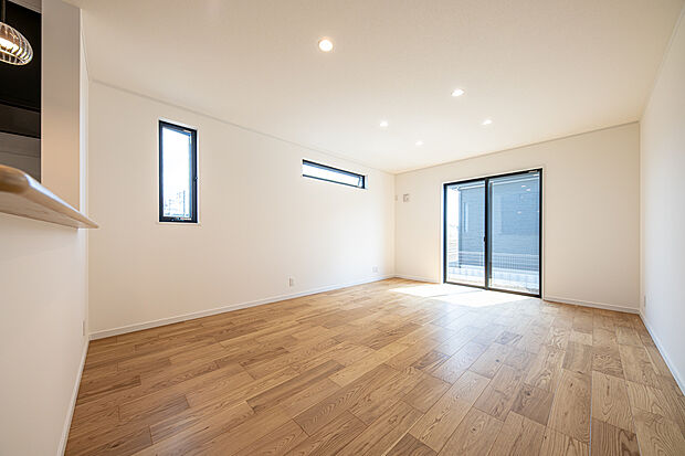 【8号棟／ＬＤＫ】ご家族団らんの空間が広がるLDKは約16帖のちょうどいい広さ