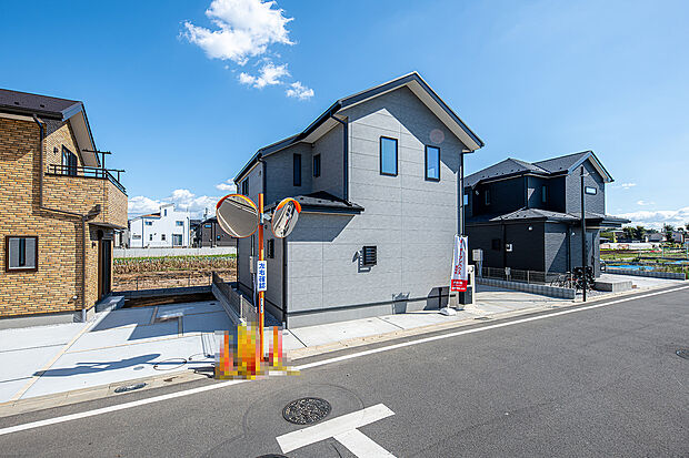 【現地外観】8号棟　現地外観／優れた断熱・気密性能を誇る「断熱性能等級5」、エネルギー効率を評価する等級の最高等級である「一次エネルギー消費等級6」を取得したＺＥＨ水準の新築戸建てになっています。