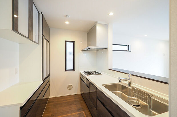 【システムキッチン】キッチン／リビングダイニングを見渡せる空間設計の対面キッチン