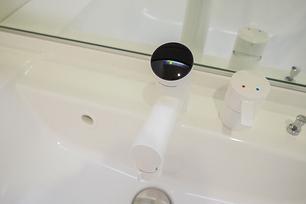 【洗面化粧台／タッチレス水栓】手をかざすだけでサッと手洗いができるタッチレス水栓を採用。操作レバーに触らず手洗いができるので、お子さまでも簡単。帰宅後すぐに手を洗う習慣が身につきます。