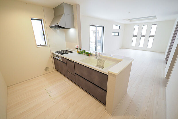【キッチン】リビングダイニングを見渡せる空間設計の対面キッチン
