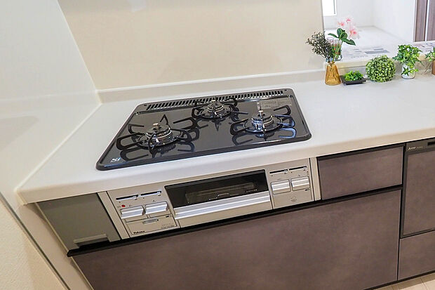 【3口コンロ】3口コンロ/お料理好きな方にうれしい3口コンロです。同時にたくさん調理できるので、料理のレパートリーが広がりそうですね