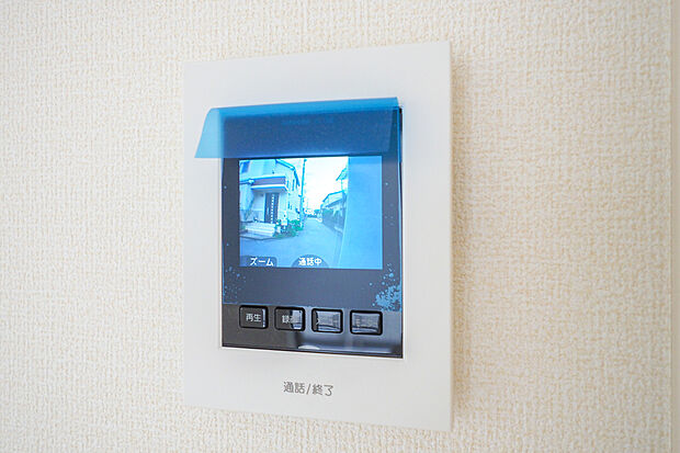 【モニター付きインターホン】訪問者が一目でわかるTVモニター付きインターホン、録画機能付きです。