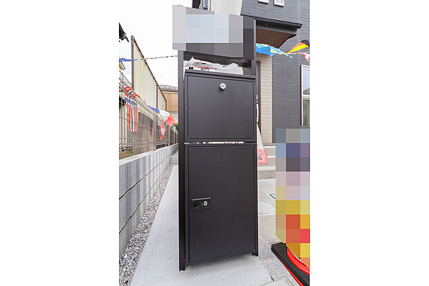 【宅配ボックス】不在時の荷物の受け取りに便利な宅配ボックス設備を設けました。在宅時に荷物を面前で受け取れない場合などにも便利です。