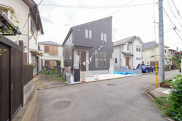 【現地外観】南向きに面し、暖かな陽ざしが降り注ぐ新築戸建てです。