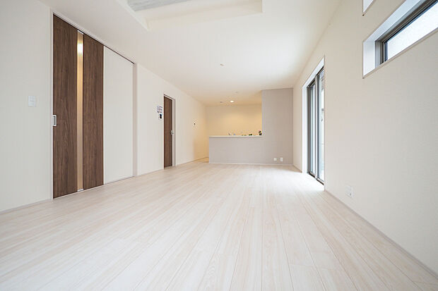 【LDK】■LDK/南向きに面し、暖かな陽ざしが降り注ぐリビングダイニング