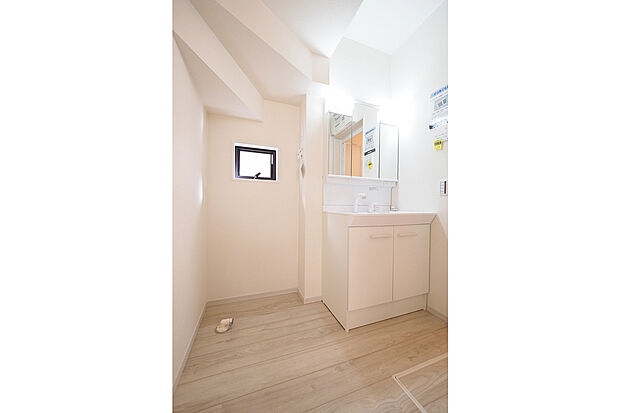 【洗面化粧台】洗面化粧台／三面鏡の裏に収納空間を設け、家族一人一人の毎日の使い勝手にも配慮されたサニタリースペース