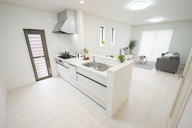 【システムキッチン】リビングダイニングを見渡せる空間設計の対面キッチン