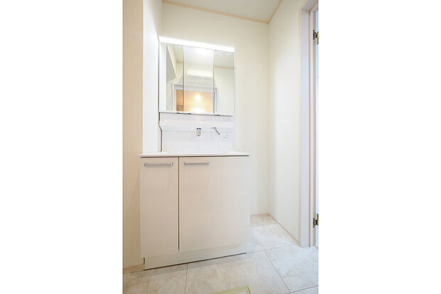 【洗面化粧台】三面鏡の裏に収納空間を設け、家族一人一人の毎日の使い勝手にも配慮されたサニタリースペース