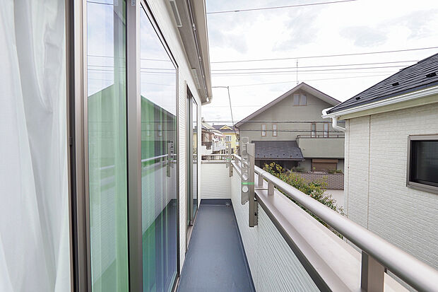 【バルコニー】南向きに面し、暖かな陽ざしが差し込むバルコニー